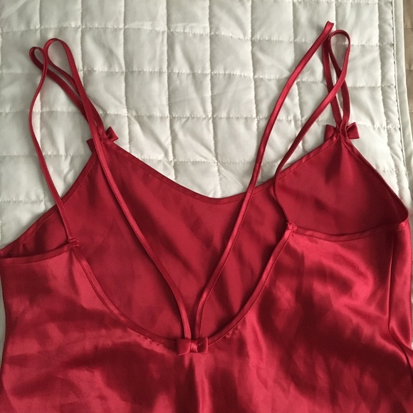 LADY IN RED SEXY GOWN - Picture 2 of 9